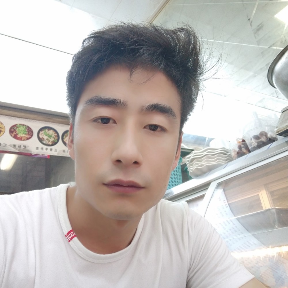 寒冷蹙眉信封的照片