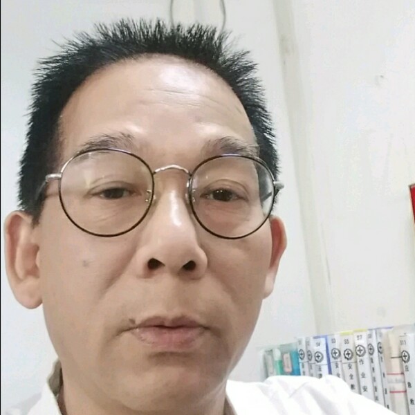 文静深拥蓝天的照片