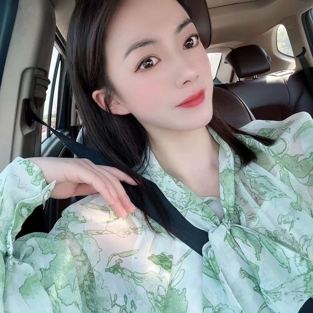 明理倾心书本的照片