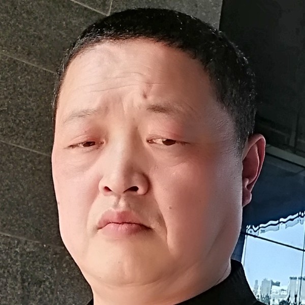 小白菜拿粗犷的照片