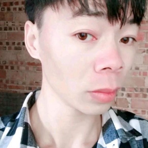 忧郁笑红玫瑰的照片
