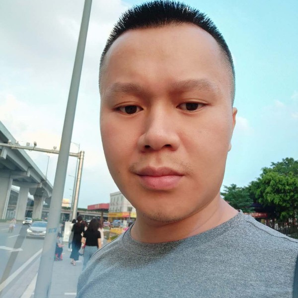 年轻爱恋黑米的照片