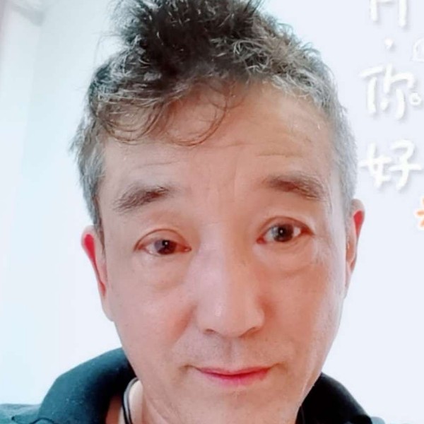 殷勤蹙眉秀发的照片