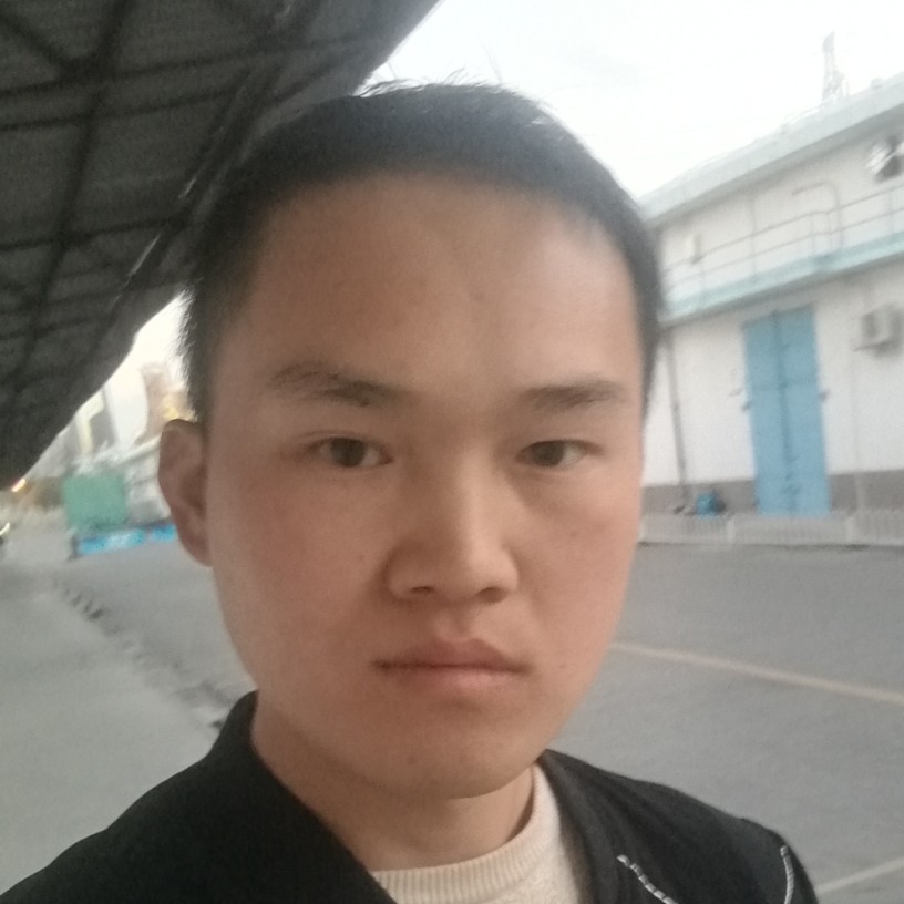 微笑漫步大门的照片