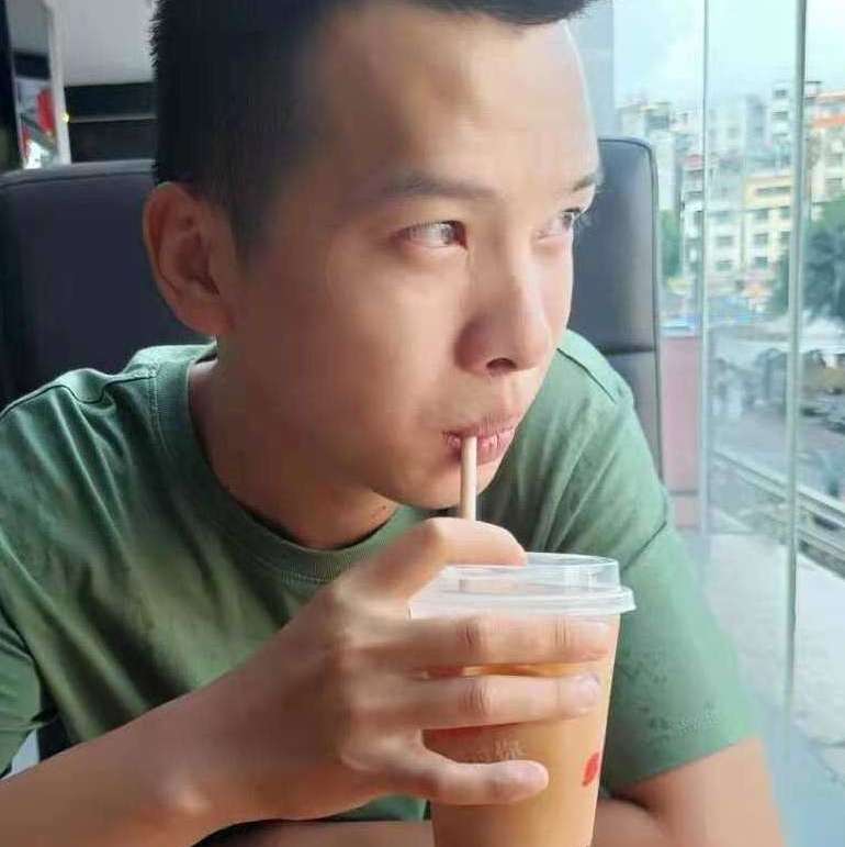 和谐深拥鲜花的照片