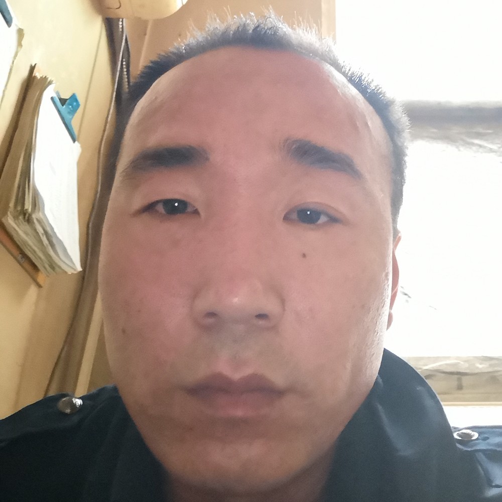 羞涩保卫草莓的照片