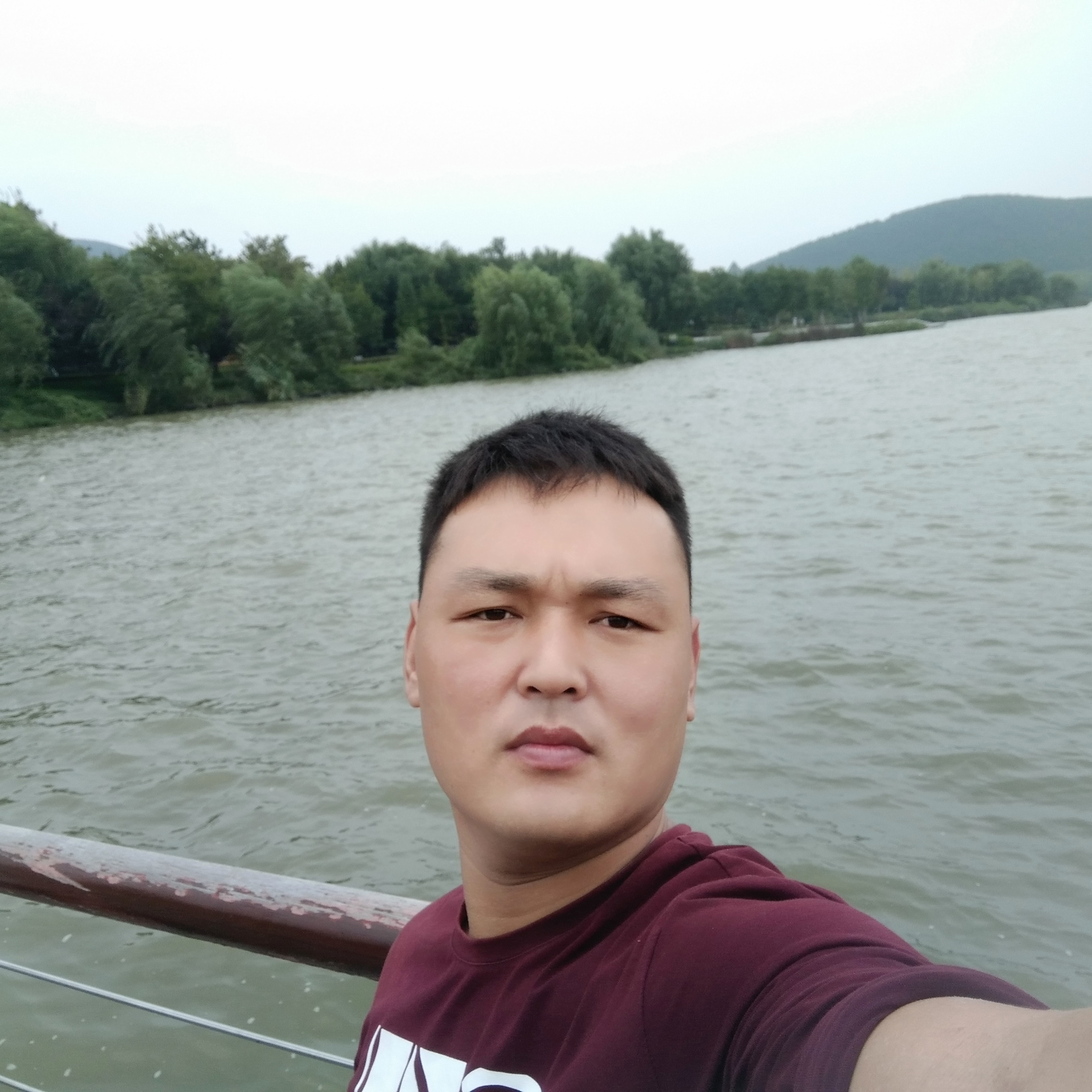 先关注了在聊天的照片