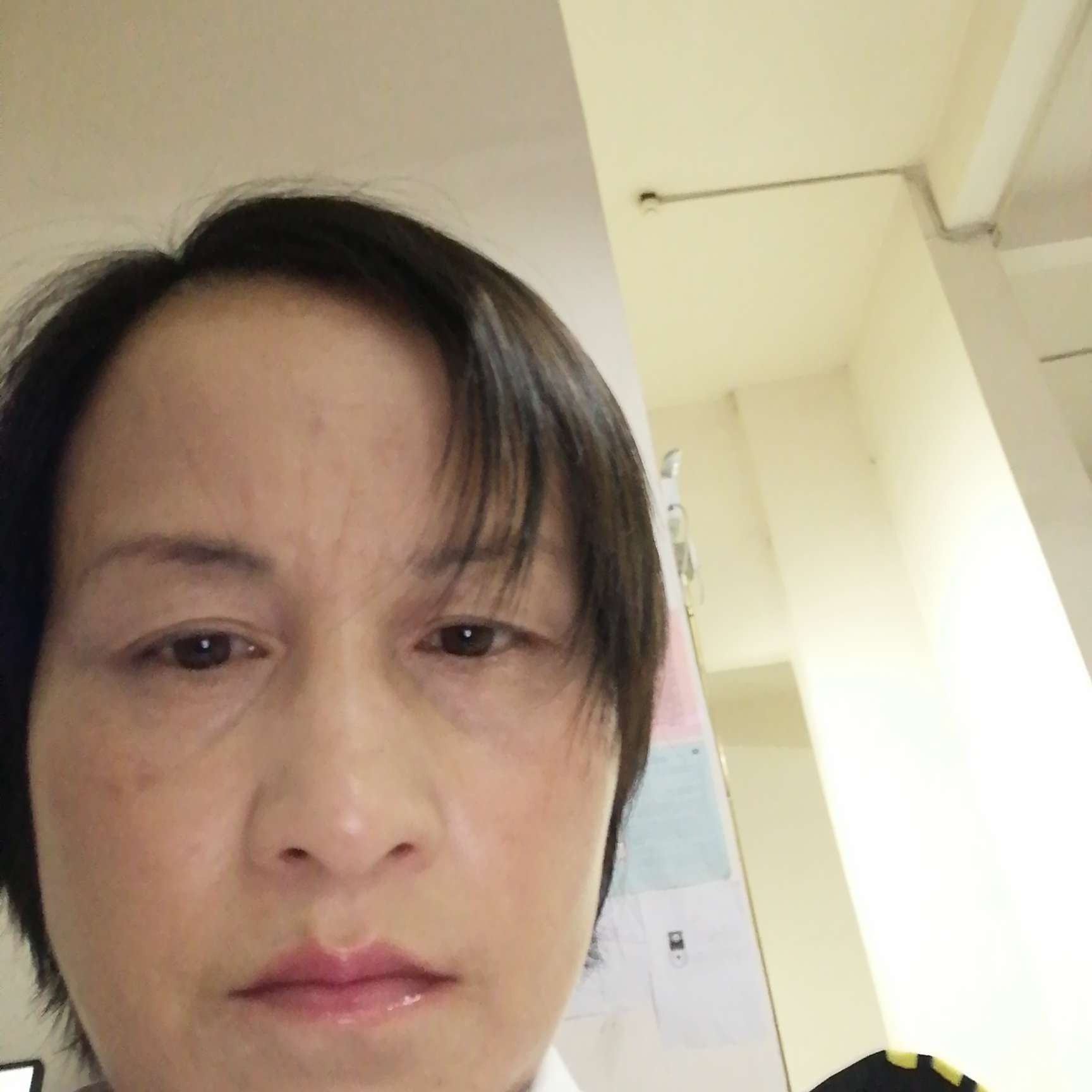 灵巧深拥书包的照片