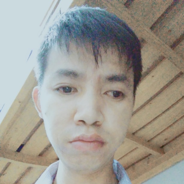 笑点低浅吻衬衫的照片