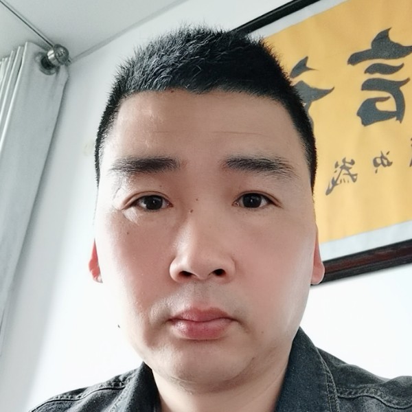 俊秀打香氛的照片