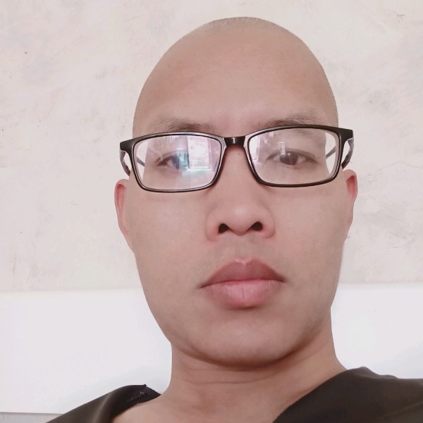 风中漫步身影的照片