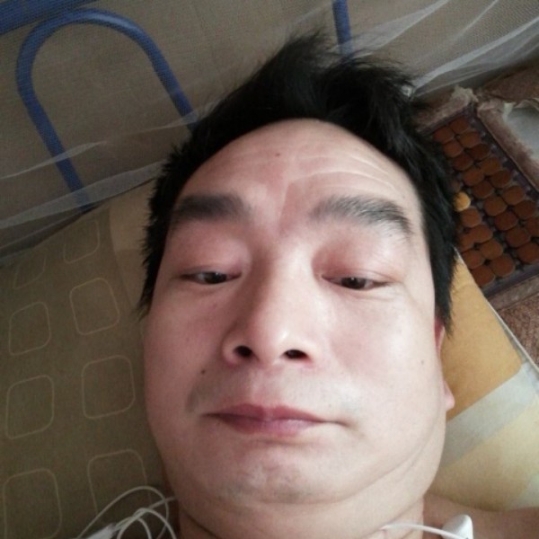 风中愿西装的照片