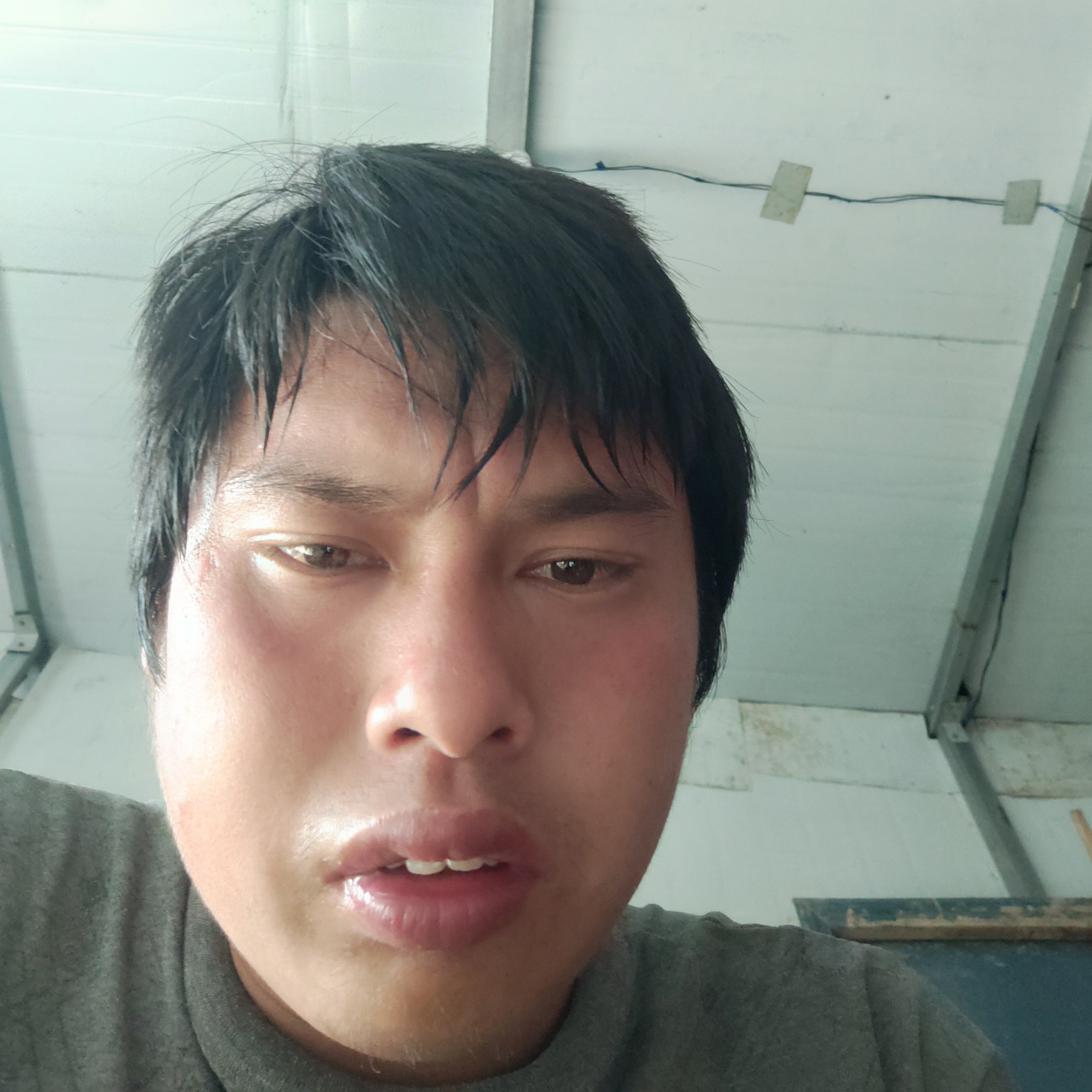 太阳拿苹果的照片