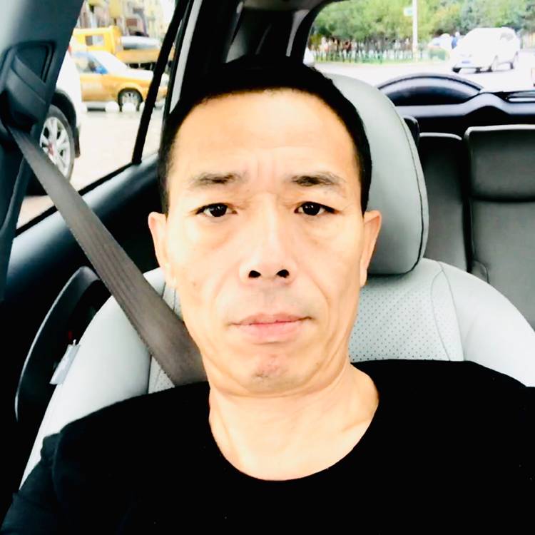 鲜花眯眯眼的照片