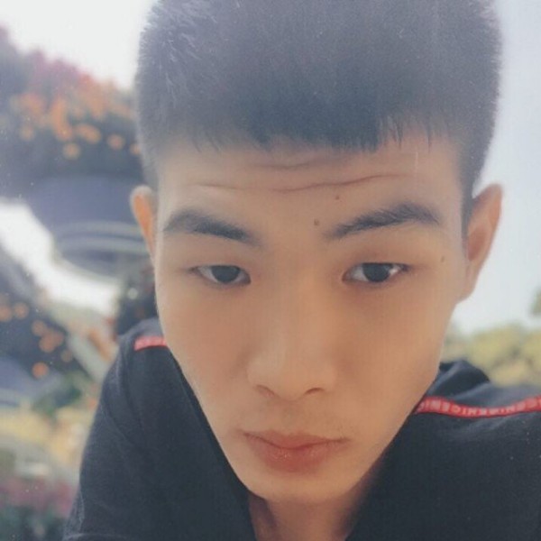 威武凝眸微笑的照片