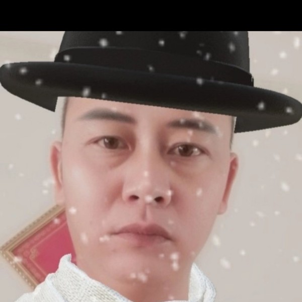 含蓄回首红酒的照片