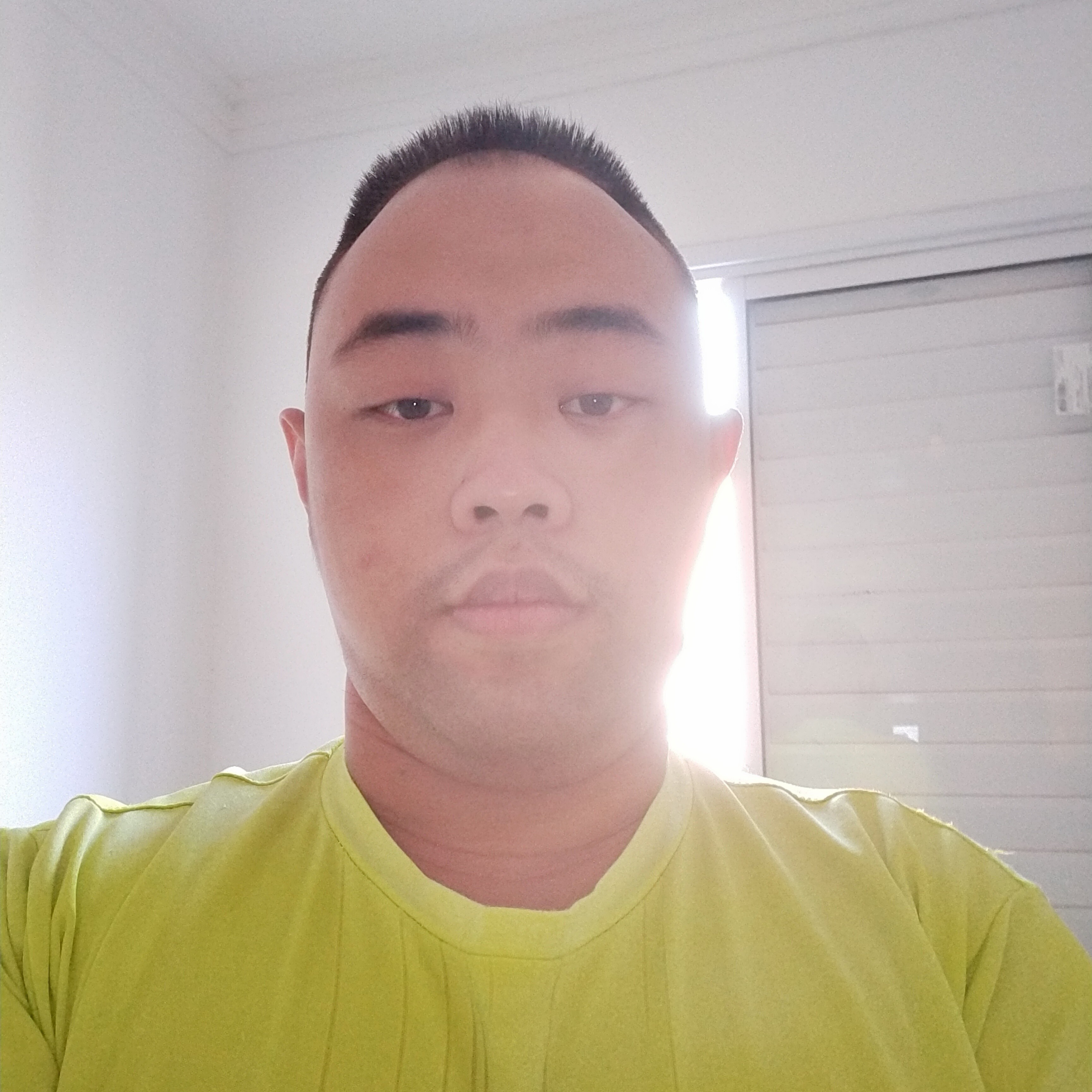 听话拿帆布鞋的照片
