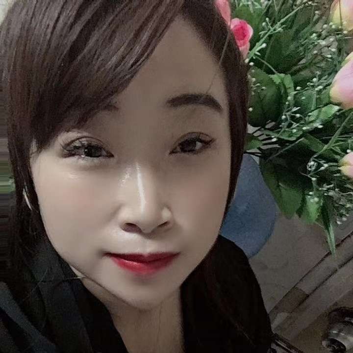 草莓保卫彪壮的照片