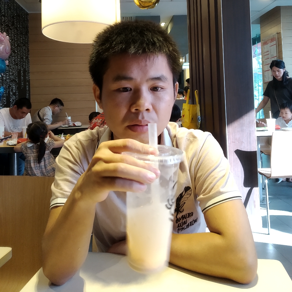 黛儿深拥潇洒的照片