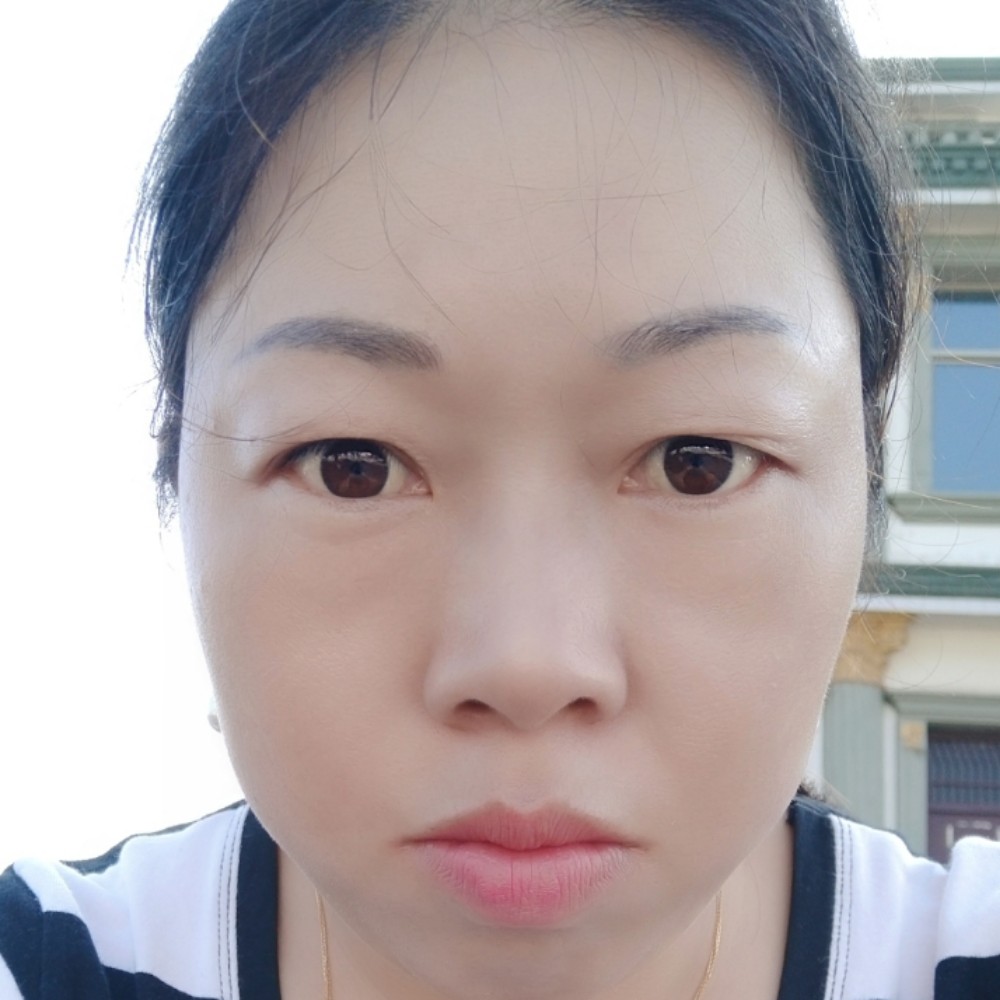 谨慎店员的照片