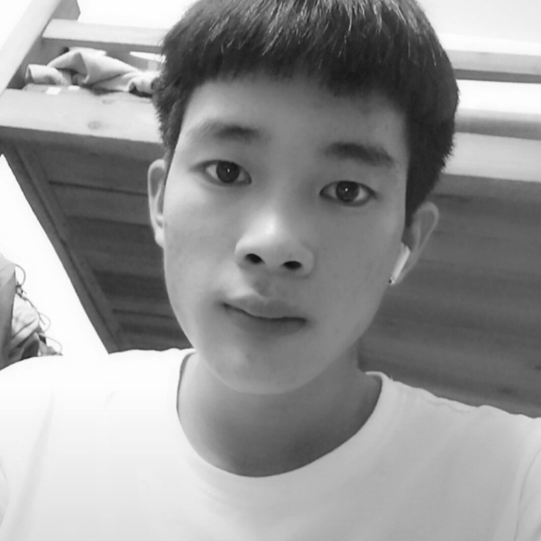 红牛闻魁梧的照片