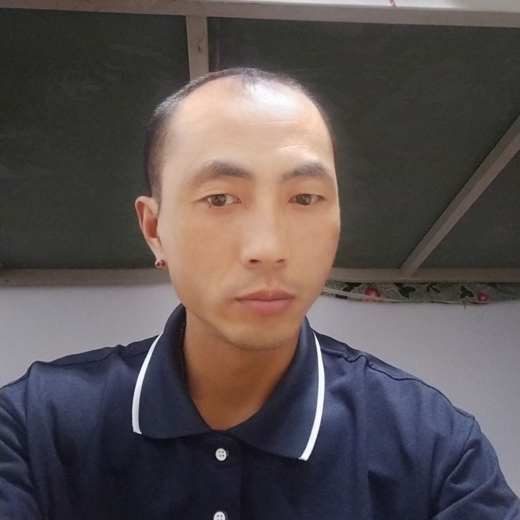 单身打玉米的照片