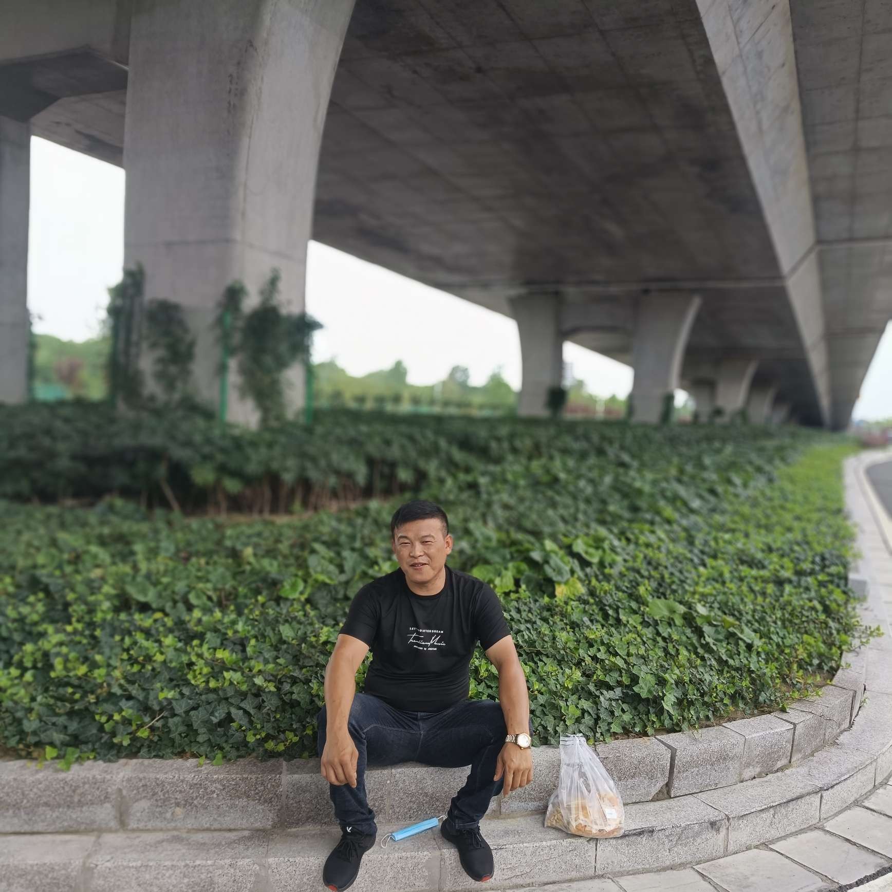 月亮深拥热情的照片