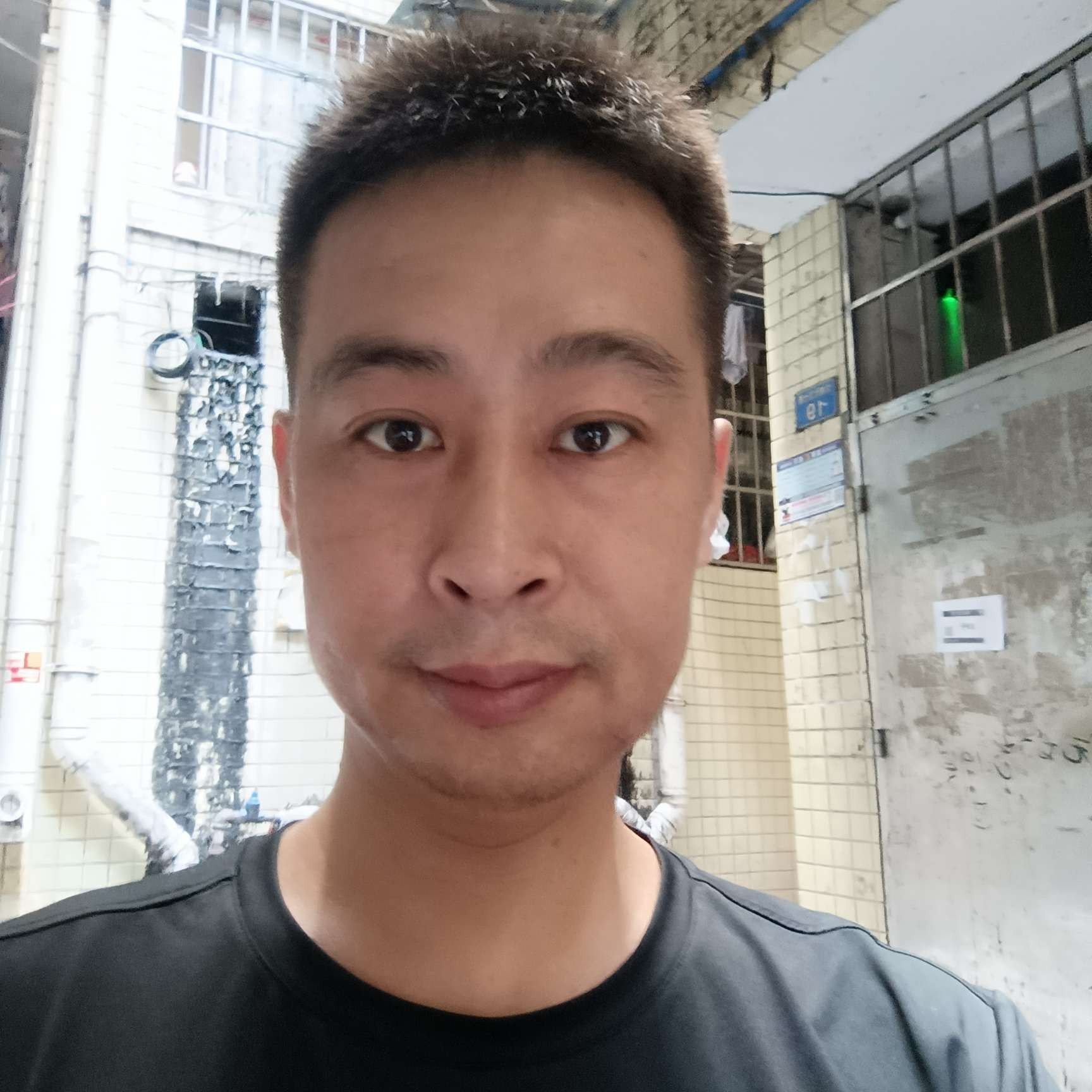 漂亮倾心月饼的照片