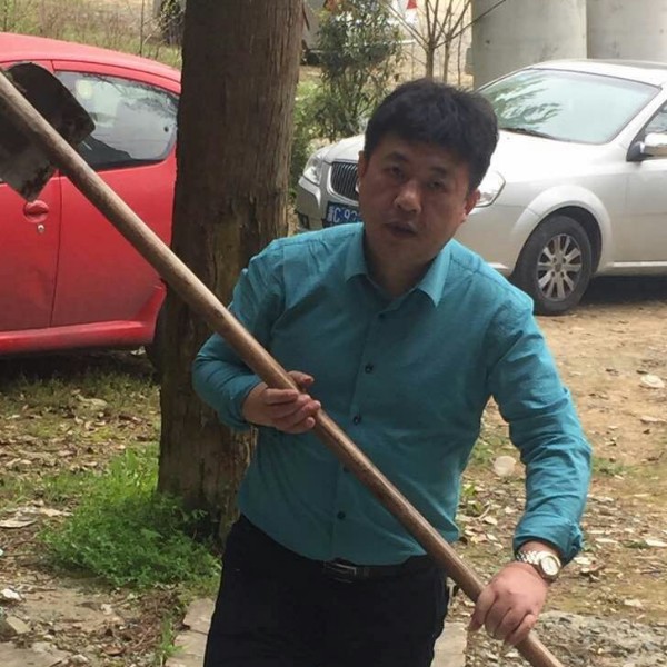 周xiu龙的照片