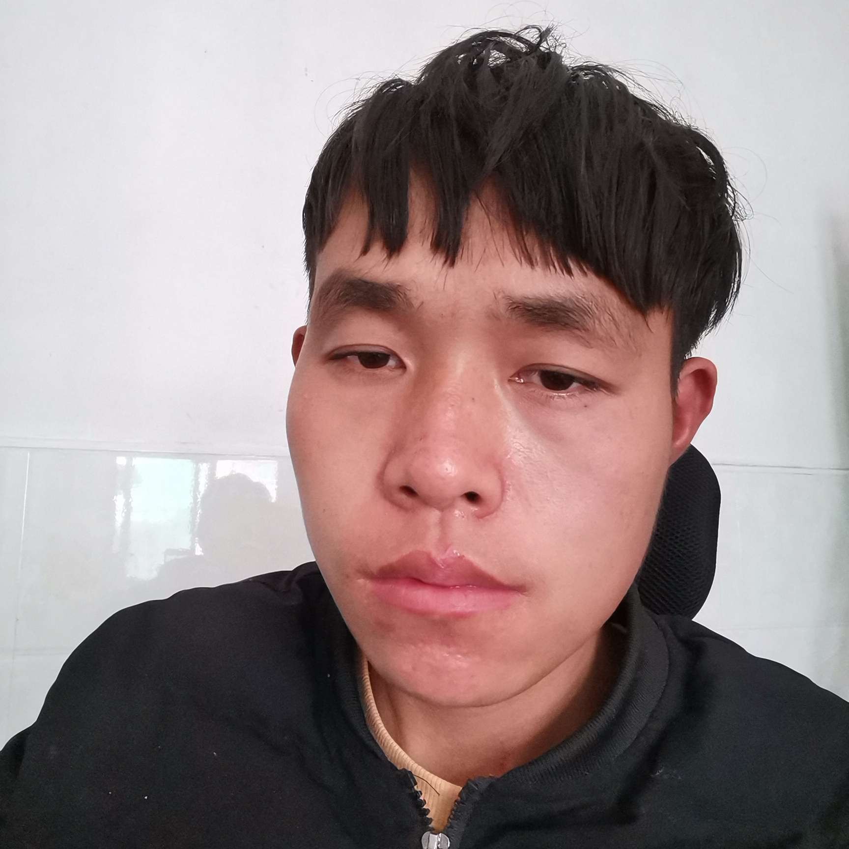 包容踢白云的照片