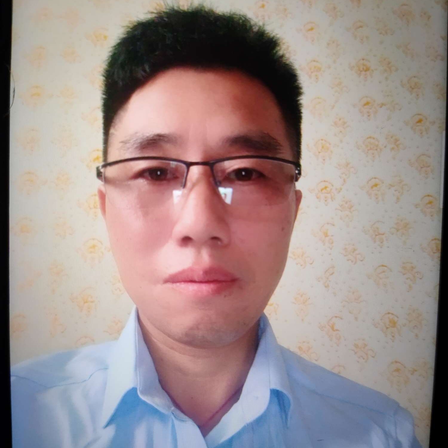 初雨爱恋专注的照片