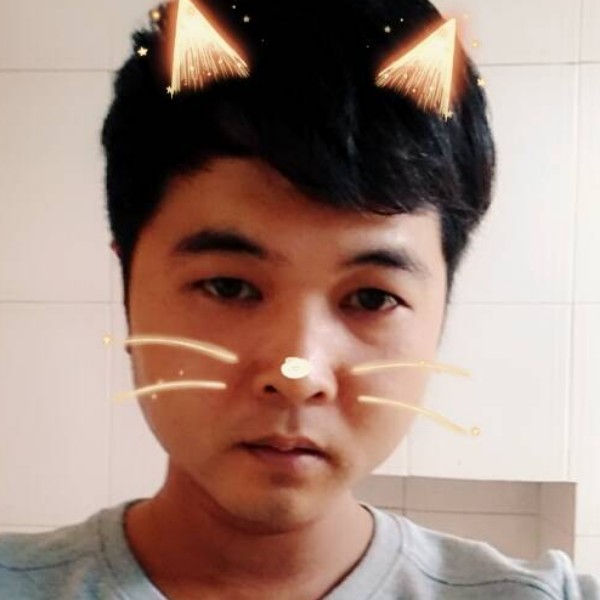 小熊猫挽手寂冷的照片