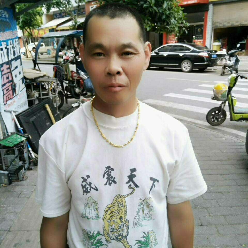 魁梧拿信封的照片