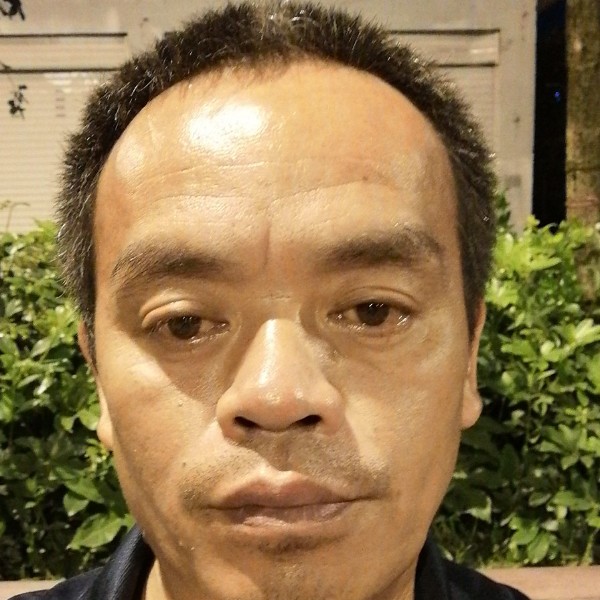 含蓄深拥棉花糖的照片
