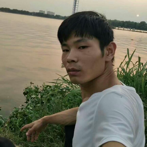 开放的鸡翅的照片