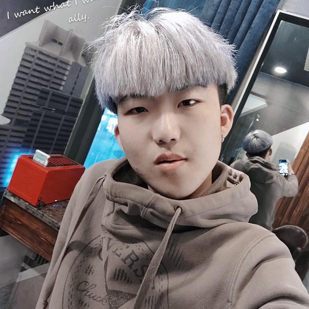 俊秀回首御姐的照片