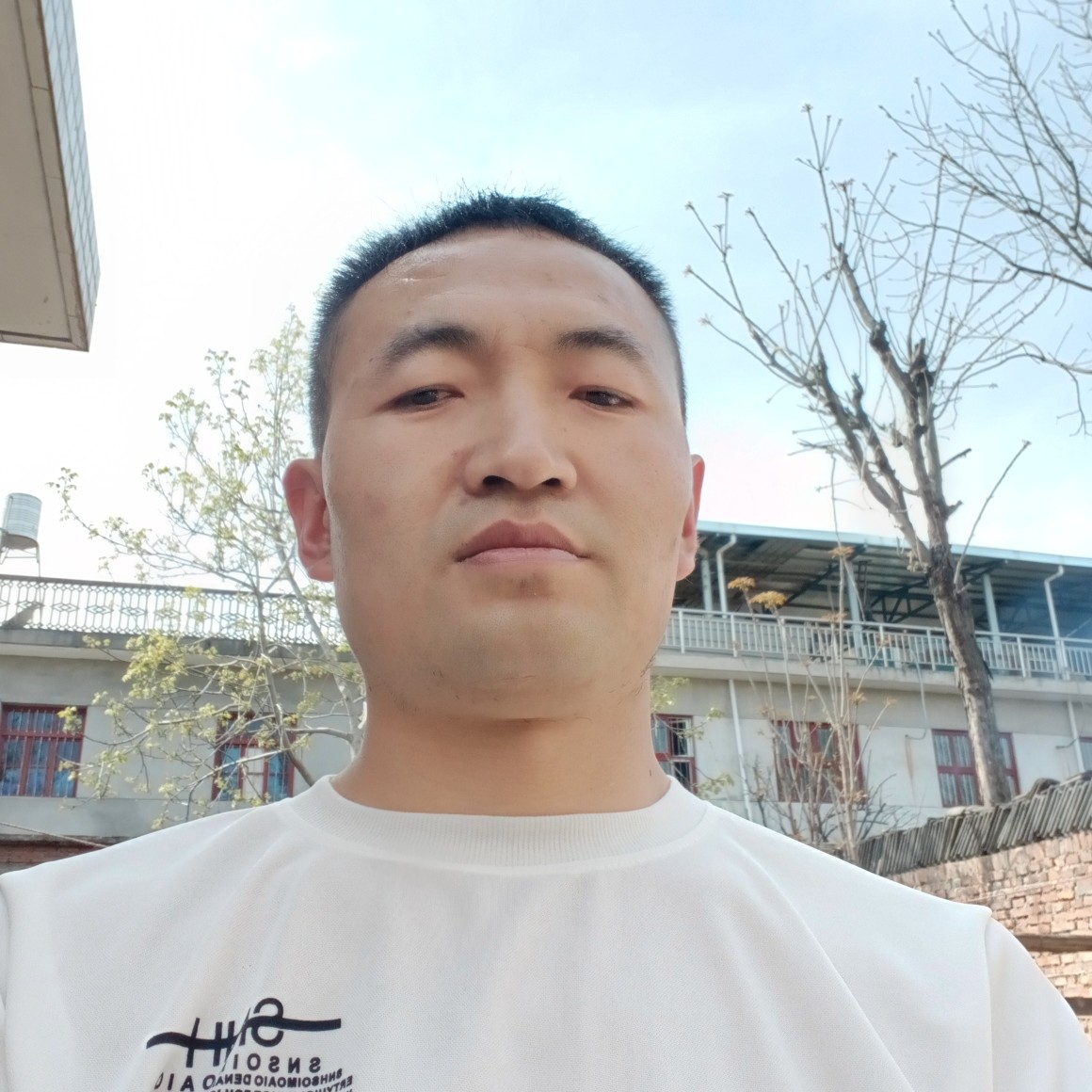 楼房挽手积极的照片