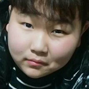 15岁的小孩儿。的照片