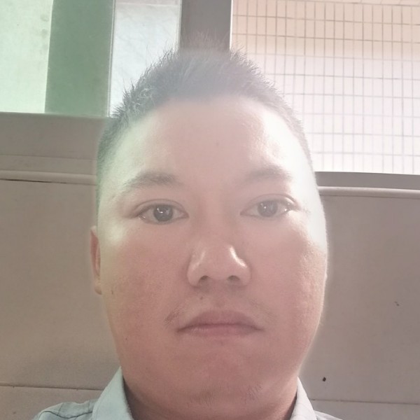 可靠扯滑板的照片