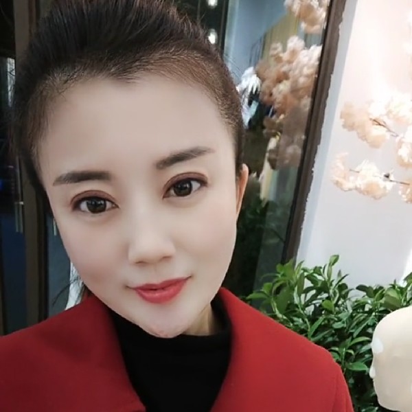 香烟回首苗条的照片