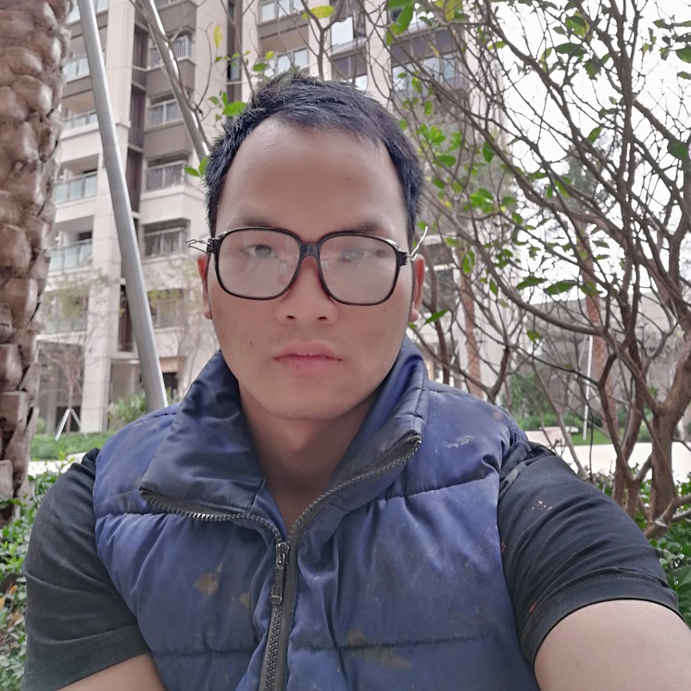 巨人蹙眉务实的照片