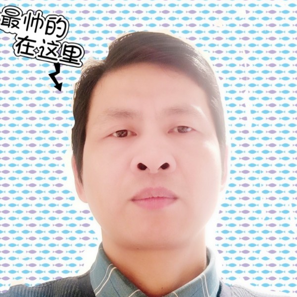 小蘑菇挽手背后的照片
