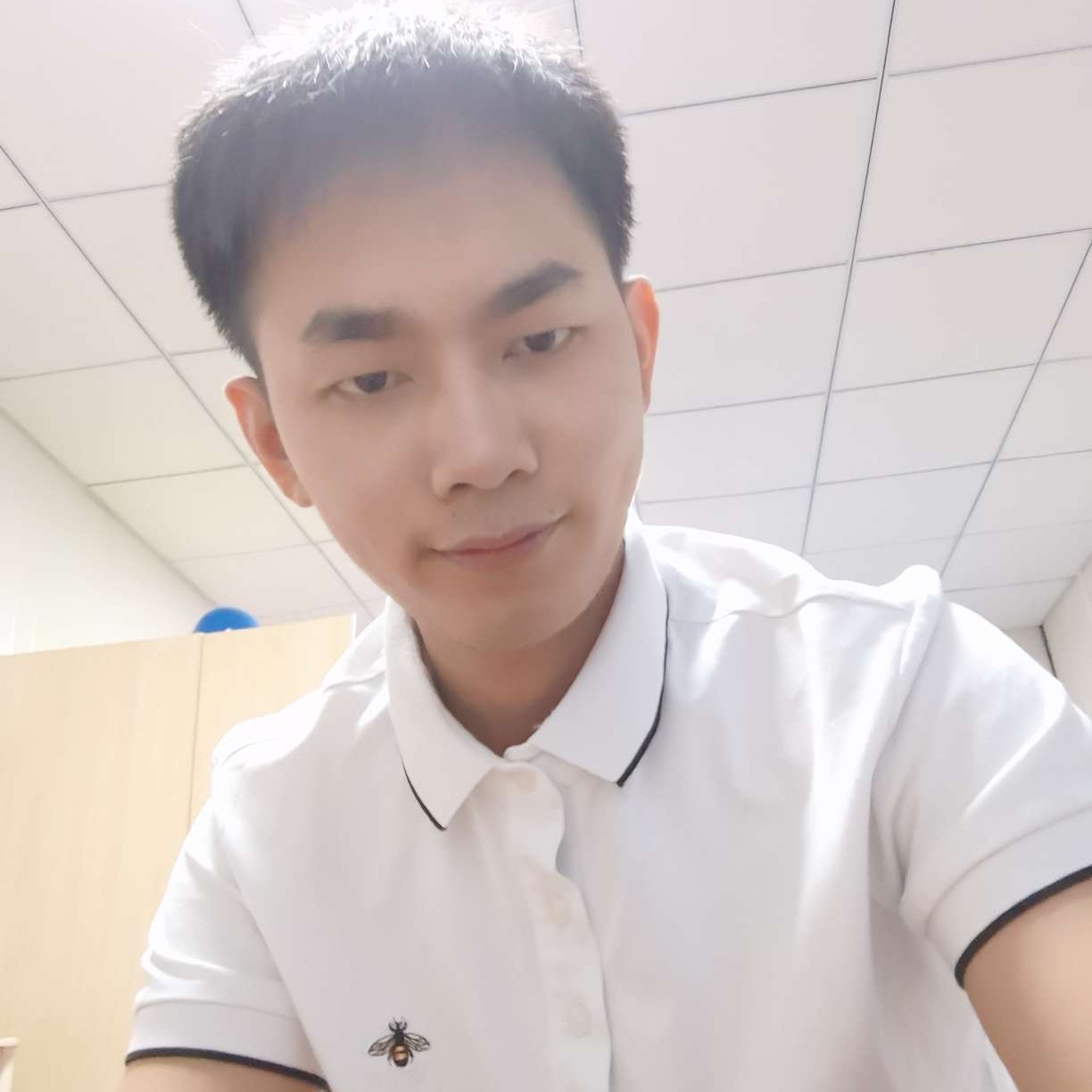 年轻还水壶的照片