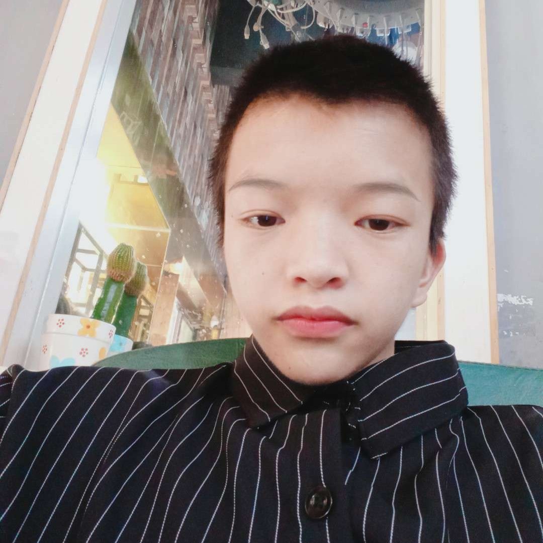 靓丽凝眸溪流的照片