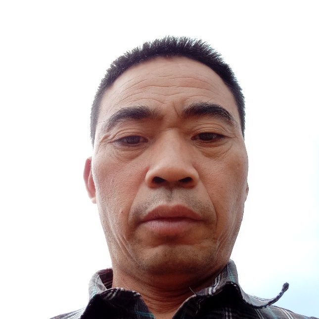 帅哥凝眸落拓的照片