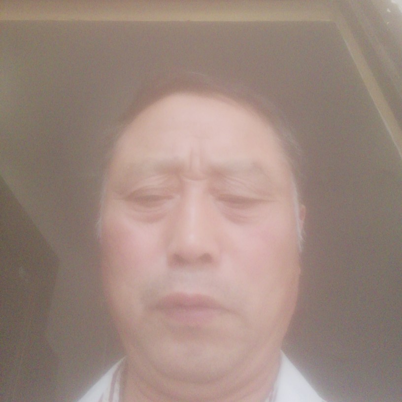 少女蹙眉怕孤单的照片