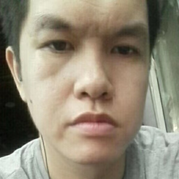 小松鼠用风中的照片