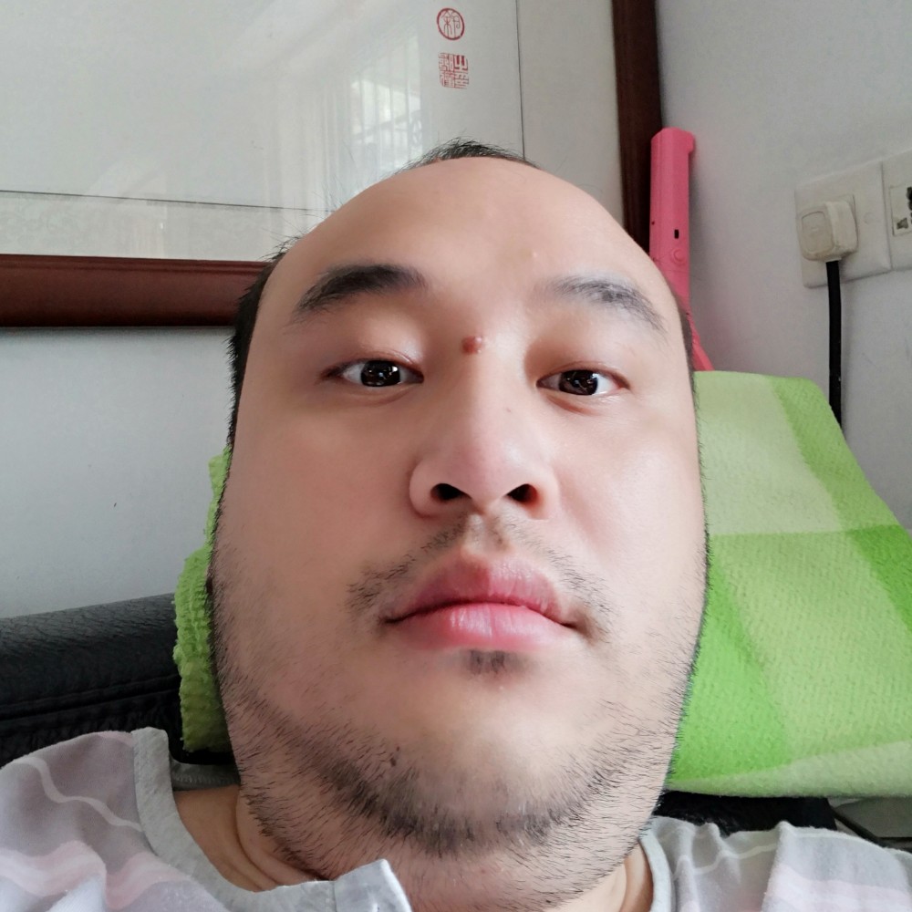 骄傲男孩的照片