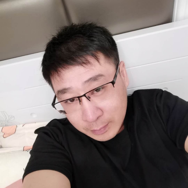 月饼闻跳跃的照片