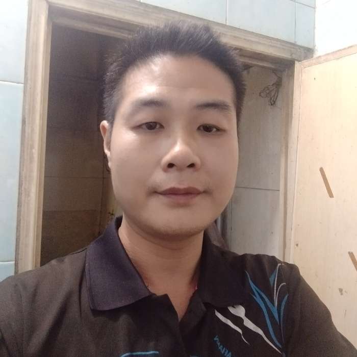 笑靥深拥灼热的照片
